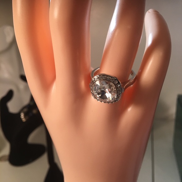 Stunning cushion cut clear ring - Picture 6 of 6